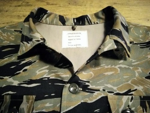 カモ柄シャツ
